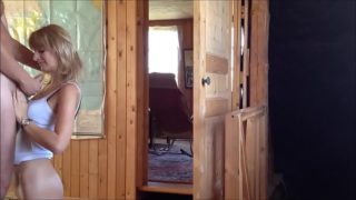 Худышка приспустила трусики и встала раком перед супругом